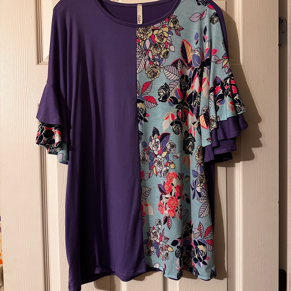Cute top with ruffle short sleeves.